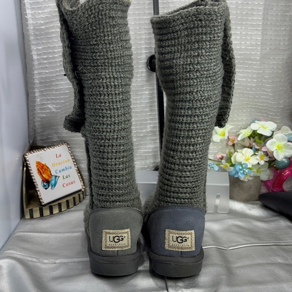 (T5) UGG Australia Women's Classic Gray Cardy Knit Boots, Size 6, Side Buttons. - Picture 3 of 11